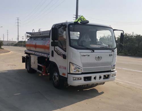 專威牌HTW5071GJYCAQ6型加油車